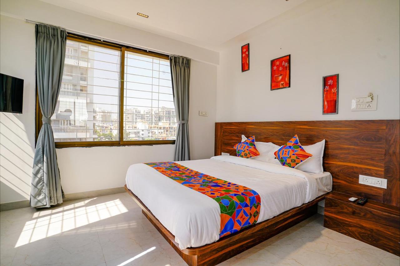 Fabhotel Crystal Inn - Nr Suvarndeep Chowk Pimpri-Chinchwad Bagian luar foto